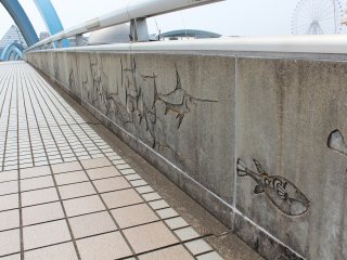 Wonderful designs of various fish running up the bridge