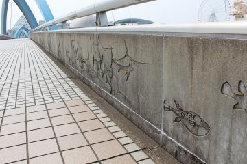<p>Wonderful designs of various fish running up the bridge</p>