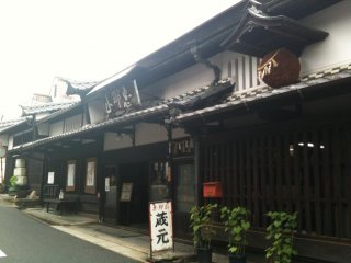 The 390-year old Hazama Sake Brewing company at the entrance to Nakatsugawa-juku.
