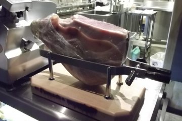 <p>Watch the chefs slicing ham at the counter</p>