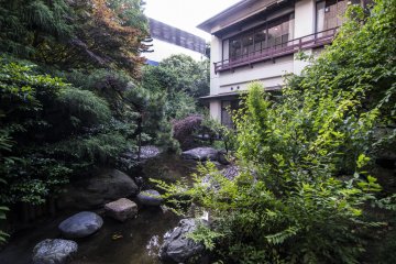 <p>The Japanese garden in Chotokan will make you forget that you are in Hamamatsu city.</p>