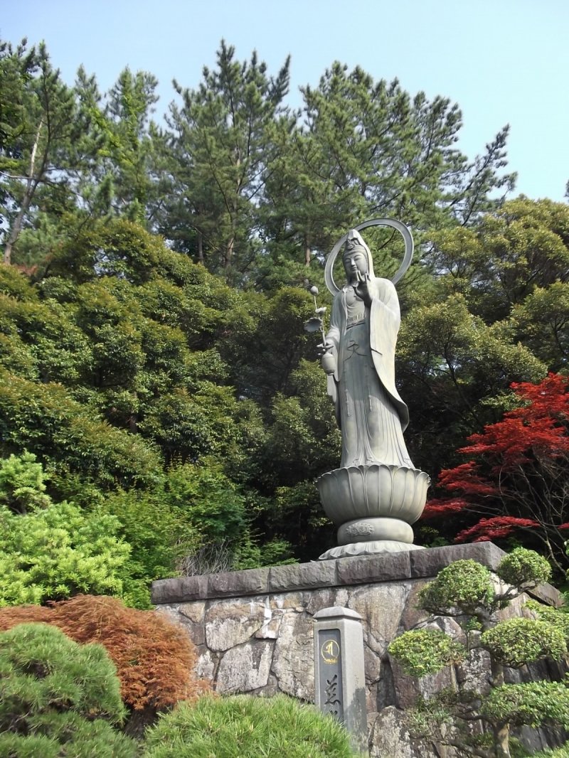 <p>This big statue of the Kannon (Buddhist Goddess of Mercy) is watching over the entrance</p>