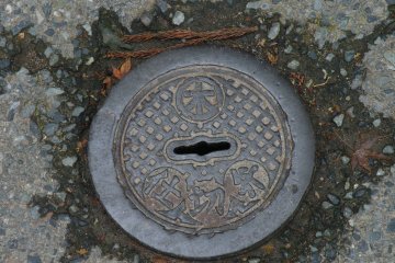 <p>Even simple designs have their own charm. Here is a cover to a gate valve (仕切弁)&nbsp;from Hiraizumi in Iwate</p>