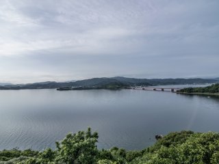 Cảnh đẹp của toàn bộ hồ Hamana, đặc biệt là với ánh mặt trời chiếu xuống trên nó.