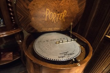 <p>This orgel happens to be playing one of the most popular melodies in the world. Thats right, the brand new disk plays the &quot;Happy Birthday&quot; tune on this orgel.</p>
