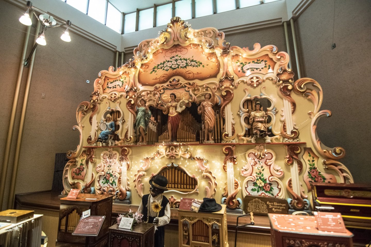 The biggest orgel, and the star attraction of the Hamanako Orgel Museum, this 6-meter tall instrument sounds like a one-machine orchestra. Furthermore, the individual figures on the orgel move along to the music as well.