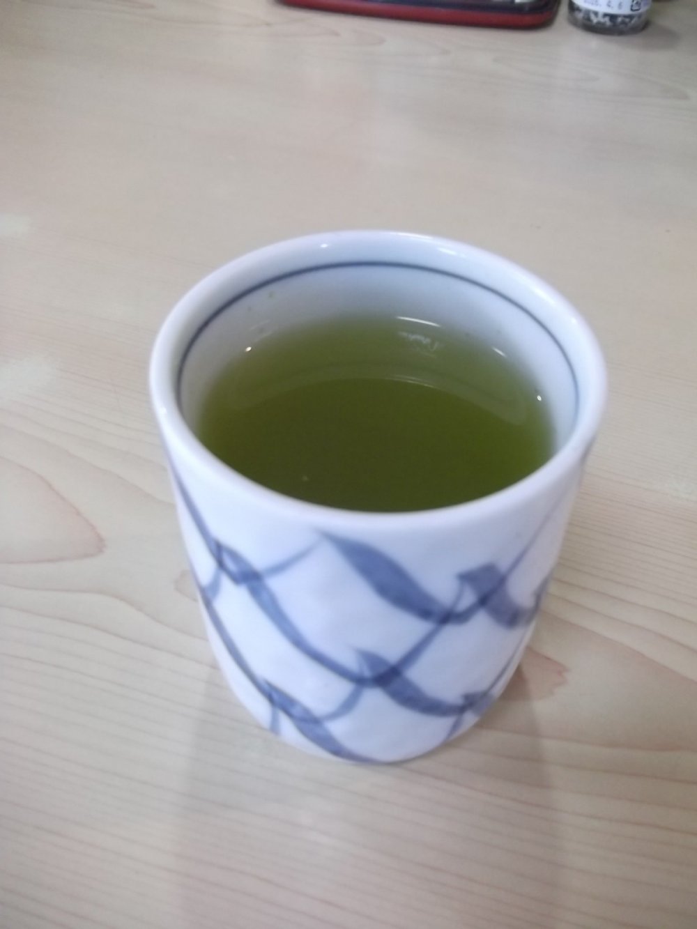 Trà xanh được phục vụ trong một chiếc tách xinh đẹp