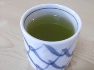 Trà xanh được phục vụ trong một chiếc tách xinh đẹp