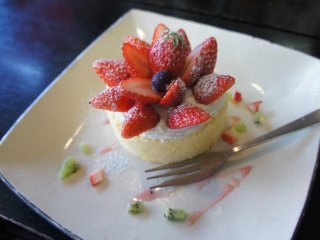Hotroom Keyaki&#39;s specialty during winter, strawberry roll cake