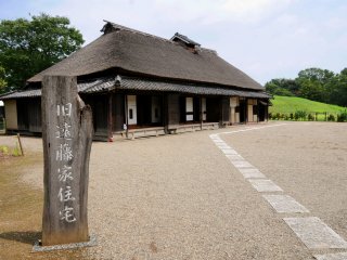 В парке также находится реконструированный традиционный фермерский дом, в который посетители могут войти и осмотреть его изнутри.