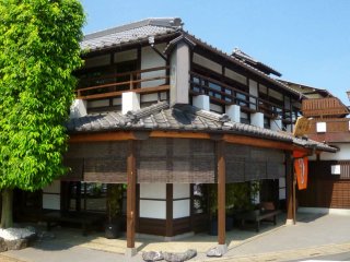 หยุดแวะรับประทานอาหารกลางวันที่ Maruoka Hanagasumi ซึ่งเปิดบริการปลาไหลย่างที่แสนอร่อยมาตั้งแต่ปี 1875
