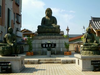 В Храме Дайтёдзи, или Гёда-ин, приютилась огромная каменная статуя Будды.