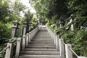 <p>Up the steps, and into Kanzanji Temple.</p>