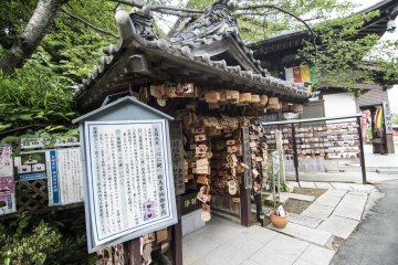 <p>A small Enmusubi Jizo shrine right next to Kanzanji Temple. It is extremely popular with visitors.</p>