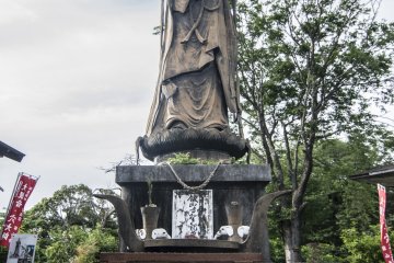 <p>Standing all 16-meters tall, the Kannon Bodhisattva is a sight to behold. Starting at one of the highest points of Tateyama, the statue can be seen from the surrounding regions of Lake Hamana.</p>
