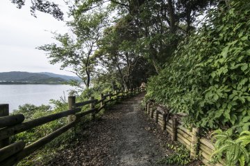 <p>The hiking trail is well maintained, and makes for a nice leisurely walk with great views.</p>
