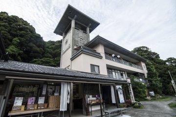 <p>The annex of Kanzanji Temple. In the foreground is the temple shop, while the tall building houses the a large prayer bell is rung to signify the start and end of the day.</p>