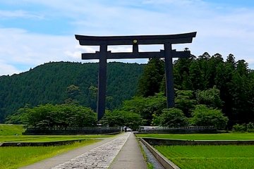 El santuario Kumano Hongu y un Torii gigante