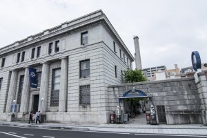 The front facade of Karakoro Art Studio. Using the restored premises of the old Bank of Japan, Karakoro Art Studio stands out with its distinctive European architecture.