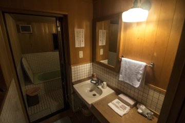 <p>The bathroom is really big, featuring a seperate area for the bath. It&#39;s kinda of atmospheric, with the nice dim lighting, and listening to the waves as you soak in the tub.</p>