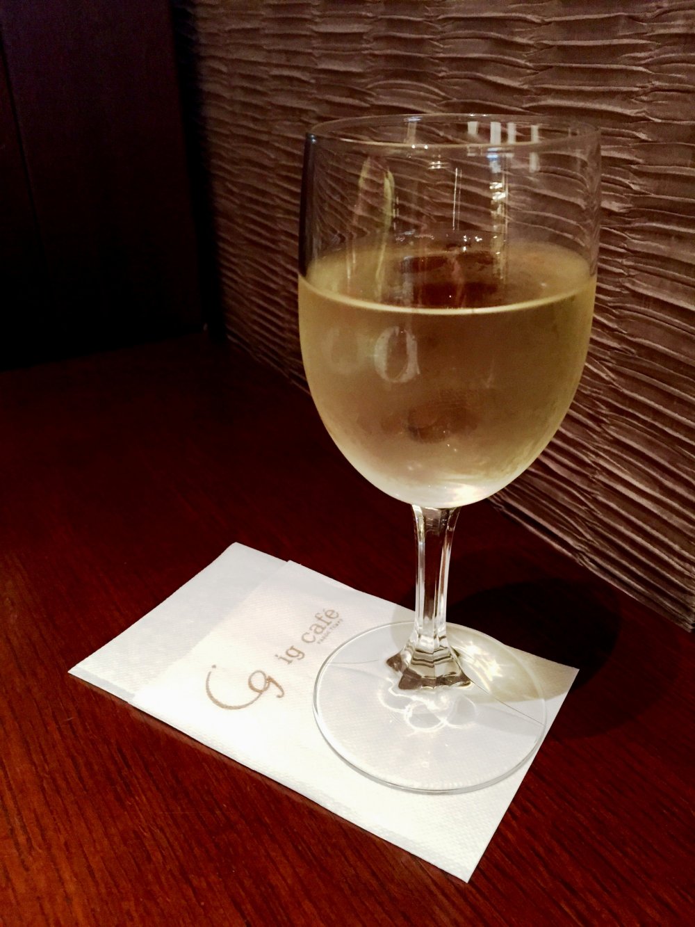 Белое вино - отличное дополнение к десерту