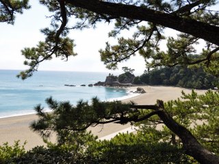 Pantai Katsurahama dari kejauhan