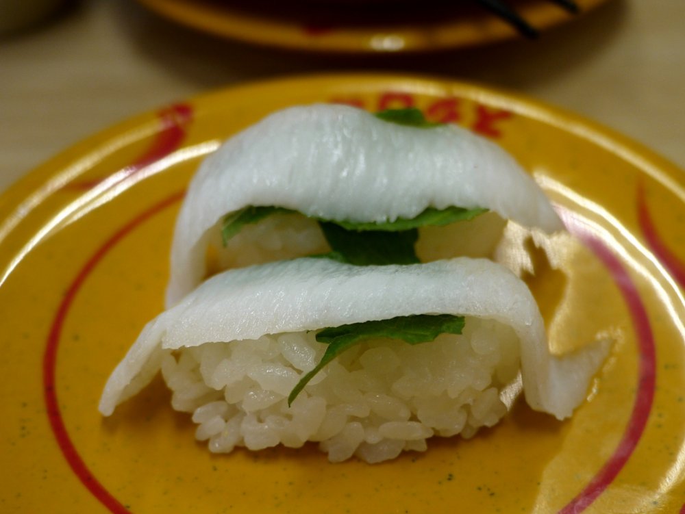 ปลาเนื้อขาวที่มีใบ Shiso (ใบงาม้อน) ก็อร่อยเช่นกัน