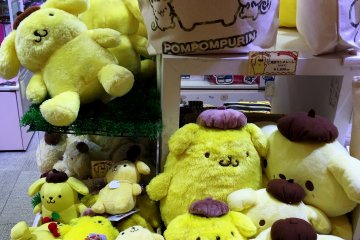 <p>Смешной желтый персонаж Pompompurin - собака породы золотой ретривер, которая любит есть пудинг</p>