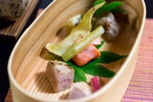 La cuisine japonaise rencontre l&#39;occidentale avec du saumon fum&eacute;, du boeuf d&#39;Hida, du foie gras et des l&eacute;gumes frais locaux