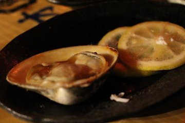 <p>Grilled clam ready to eat</p>