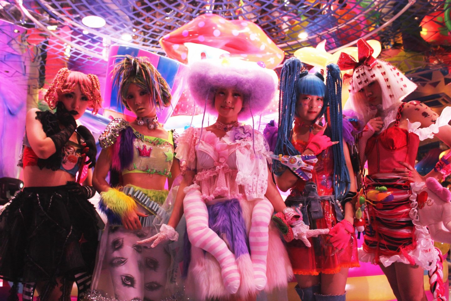 Lima gadis monster, dari kiri ke kanan: 'Nasty', 'Crazy', 'Baby', 'Candy', dan 'Dolly'