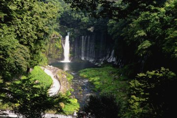 <p>Looking down on the falls from the souvenir shops</p>