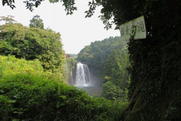 <p>Distant view of Otodome Waterfall</p>