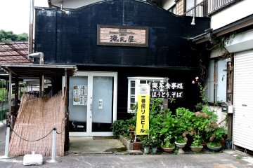 <p>There are cafes and souvenir shops nearby</p>