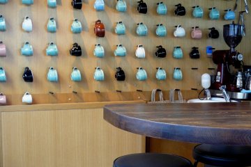 <p>На стене много чашек разного цвета, и их можно разглядывать, пока ждешь заказ</p>