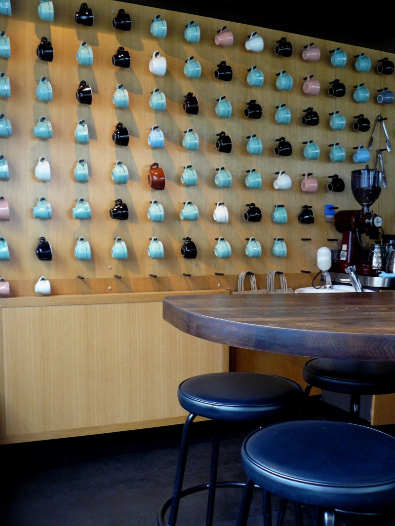 <p>На стене много чашек разного цвета, и их можно разглядывать, пока ждешь заказ</p>