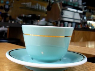 Чашка фирменного цвета кофейни