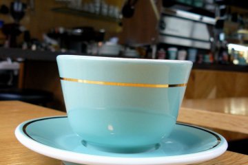 <p>Чашка фирменного цвета кофейни</p>