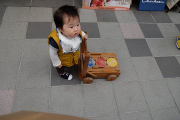 <p>อีกหนึ่งความน่ารักที่เราเจอ ระหว่างเดินเล่นที่ถนน Motomachi Shopping Street</p>
