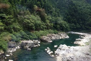 Con suối dẫn tới Gifu ở Wide View Hida