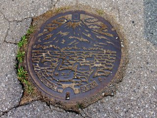 Lake Yamanaka&#39;s manhole cover