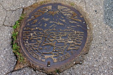 <p>Lake Yamanaka&#39;s manhole cover</p>
