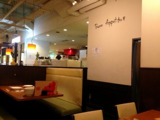 Câu "Buon Appetito" chào đón chúng tôi từ chỗ ngồi. Nó có nghĩa là "Hãy thưởng thức bữa ăn của bạn!" trong tiếng Việt.