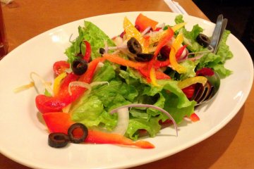 야채 샐러드와 내가 가장 좋아하는 올리브 슬라이스는 맛있는 애피타이져다. 후회없는 주문!