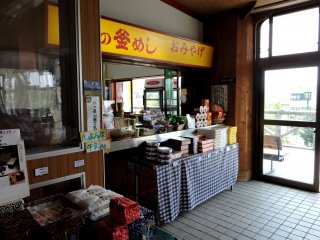Toko souvenir stasiun

