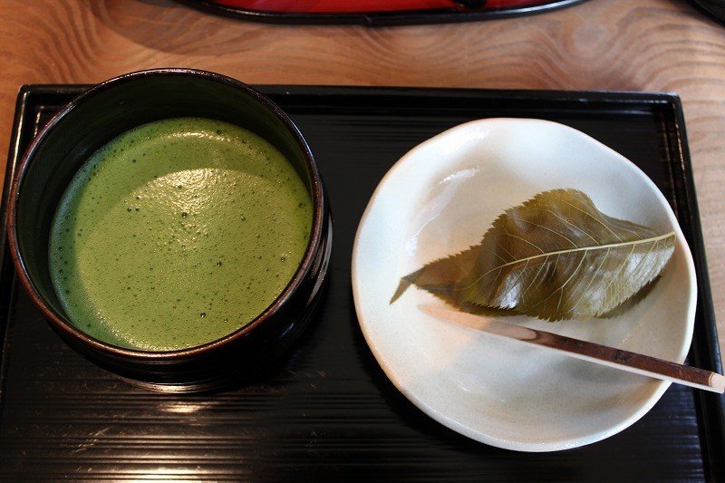 Th&eacute; matcha et la plus populaire des douceurs japonaises : le sakura mochi (un g&acirc;teau de riz fourr&eacute; aux haricots envelopp&eacute; dans une feuille)
&nbsp;