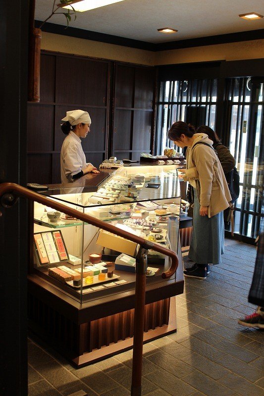 시식할 일본 과자는 가게 안에서 고를 수 있다