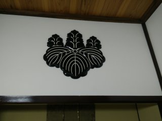 Due to their links with the Shogun the temple were allowed to display their crest.