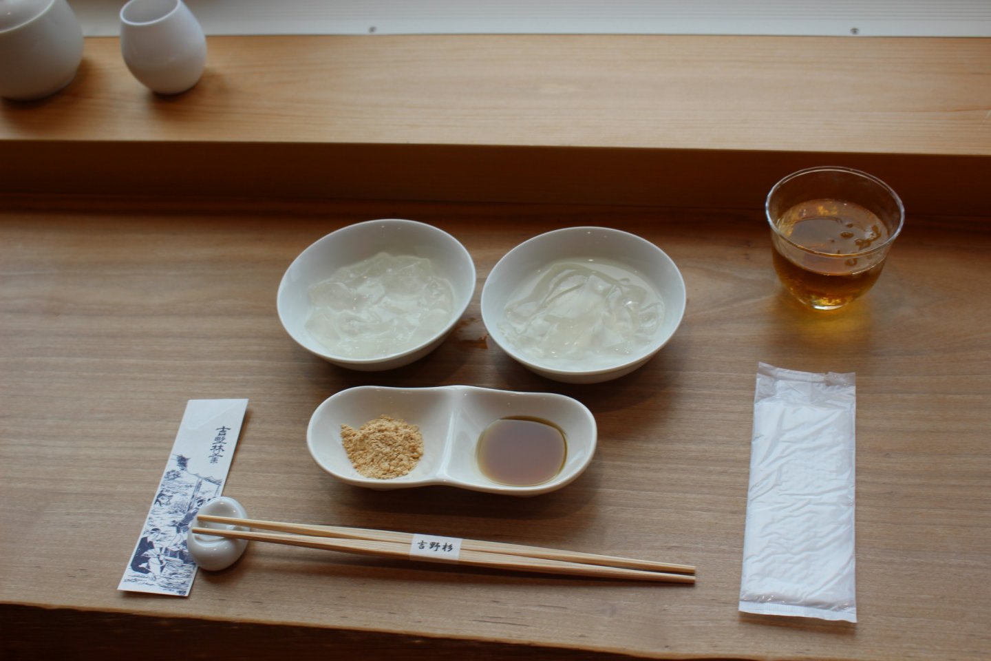 Set makanan penutup kudzu mochi, kudzu kiri dan secangkir teh. Camilan sore yang menyegarkan