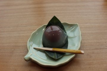 <p>This is kudzu manju with red bean paste in the core</p>